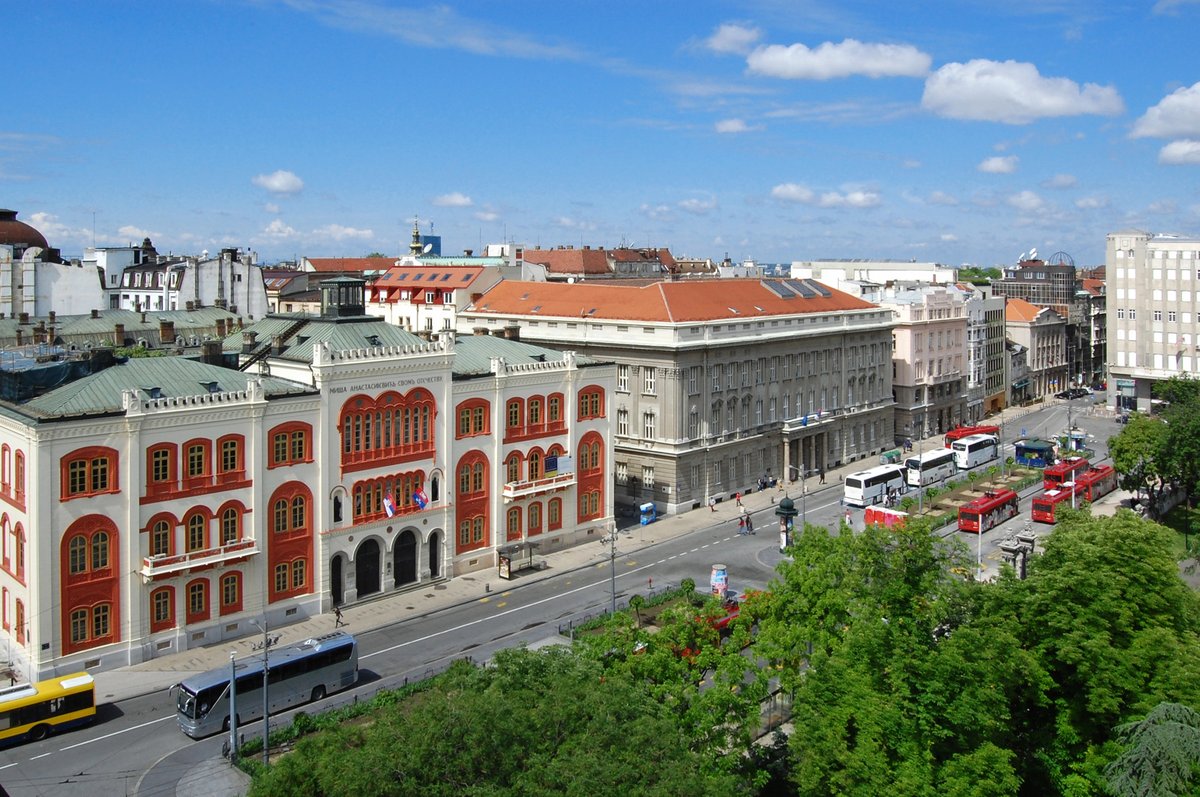 Zelene krošnje drveća u Akademskom parku na Studentskom trgu
